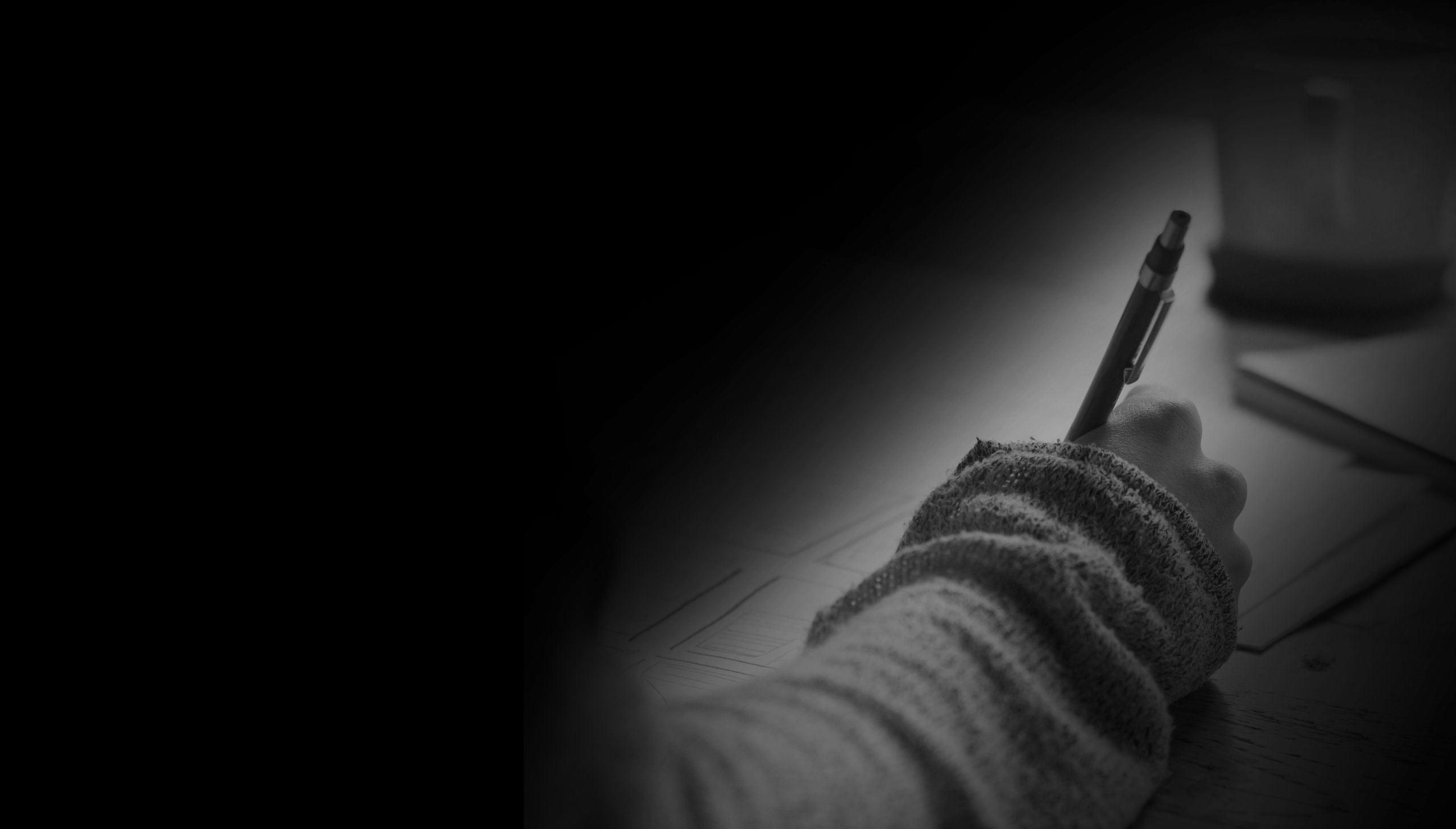 Bild mit einer sichtbaren Hand, die einen Stift hält und zeichnet - Teil von Design & Beratung, Agentur für Kommunikationsdesign.